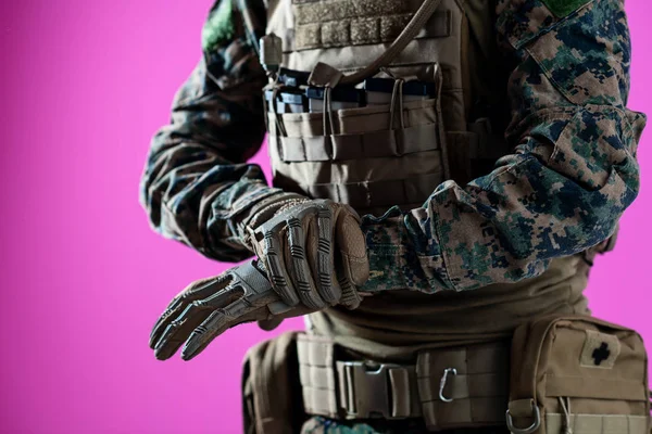 Primer plano de las manos de los soldados poner guantes de batalla de protección rosa b — Foto de Stock