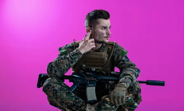 Soldado preparando equipo para la acción y comprobando la comunicación — Foto de Stock