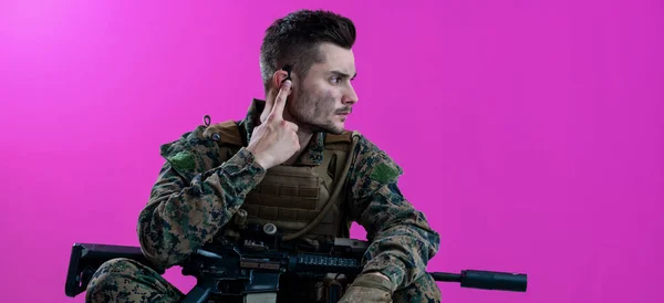 Żołnierz przygotowujący sprzęt do akcji i sprawdzający komunikację — Zdjęcie stockowe