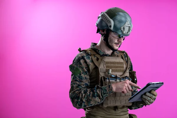 Soldado usando o computador tablet close-up — Fotografia de Stock