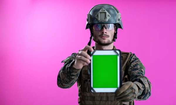 Soldier showing a tablet with a blank green screen — 스톡 사진