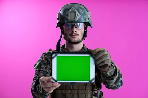 Soldat montrant une tablette avec un écran vert vierge — Photo