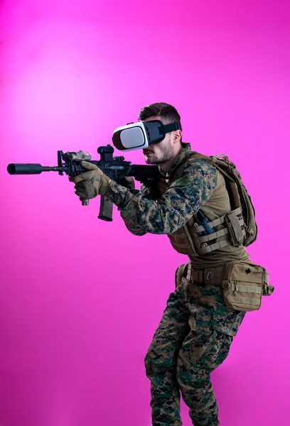 在战场上使用虚拟现实眼镜的士兵 — 图库照片