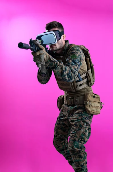 Soldat i strid med hjälp av virtuella verklighetsglasögon — Stockfoto