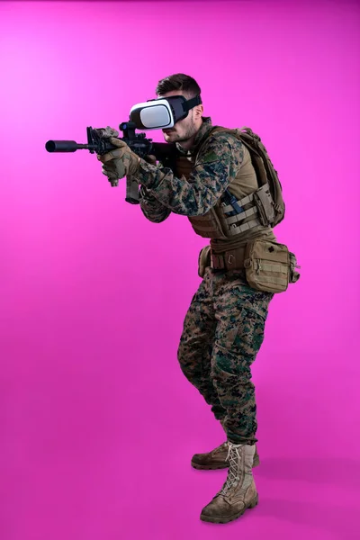在战场上使用虚拟现实眼镜的士兵 — 图库照片