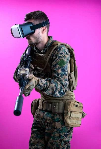 Soldado en batalla usando gafas de realidad virtual —  Fotos de Stock