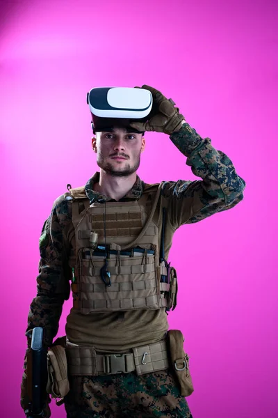 Soldado en batalla usando gafas de realidad virtual —  Fotos de Stock