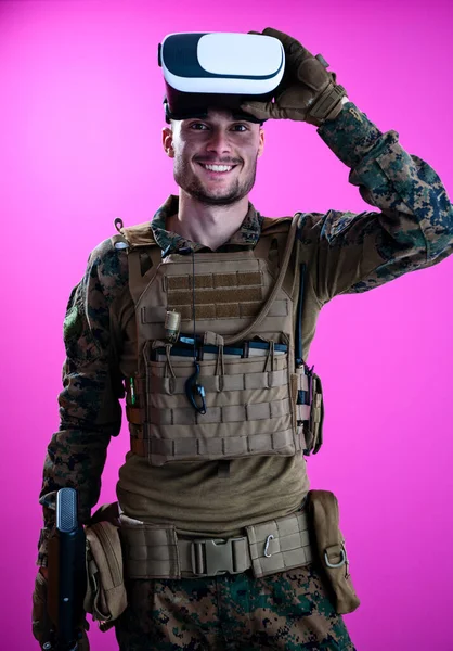 Soldado em batalha usando óculos de realidade virtual — Fotografia de Stock
