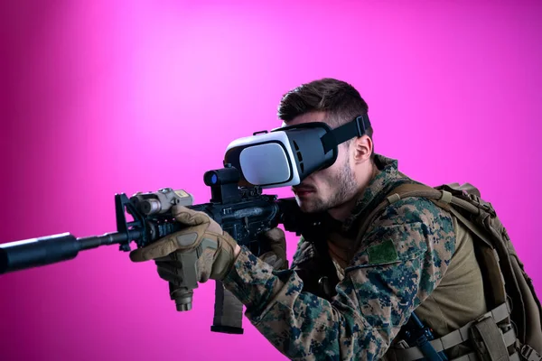 Soldado en batalla usando gafas de realidad virtual —  Fotos de Stock