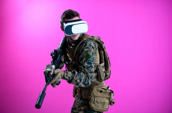 Soldaat in de strijd met behulp van virtual reality bril — Stockfoto