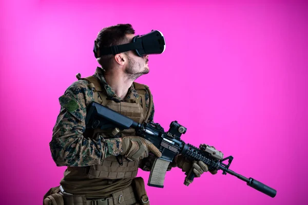 Soldado em batalha usando óculos de realidade virtual — Fotografia de Stock