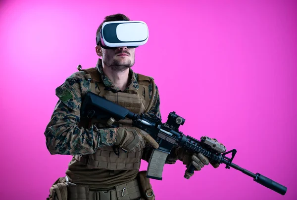 Soldato in battaglia con occhiali di realtà virtuale — Foto Stock