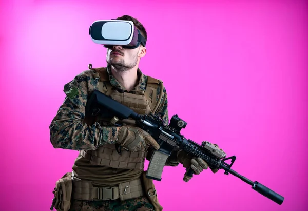 Soldat au combat en utilisant des lunettes de réalité virtuelle — Photo