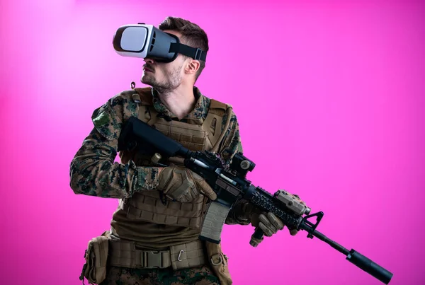 Soldado en batalla usando gafas de realidad virtual — Foto de Stock