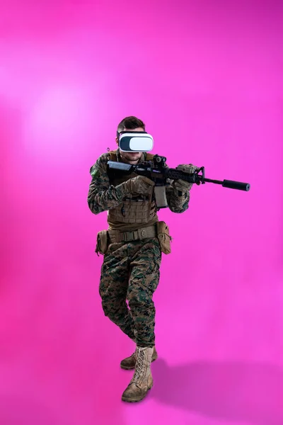 Soldat i strid med hjälp av virtuella verklighetsglasögon — Stockfoto