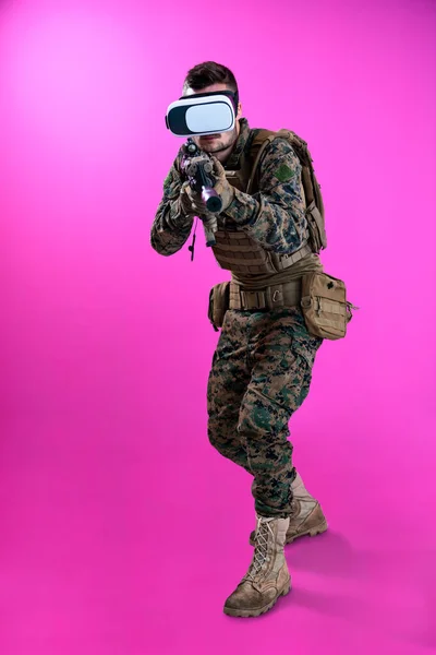 Soldado en batalla usando gafas de realidad virtual —  Fotos de Stock