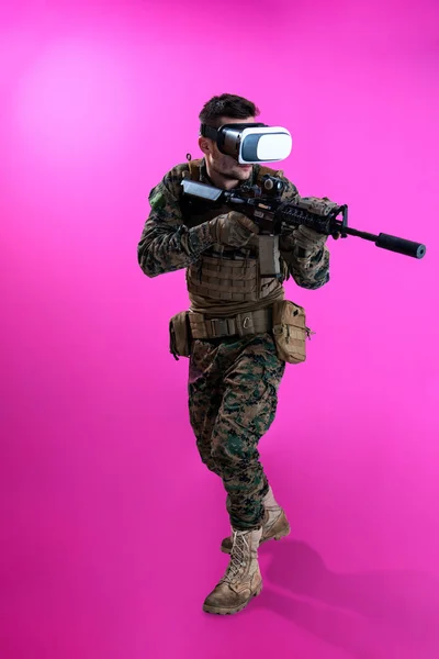 Soldado en batalla usando gafas de realidad virtual —  Fotos de Stock