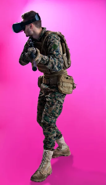 Savaştaki asker sanal gerçeklik gözlüğü kullanıyor. — Stok fotoğraf