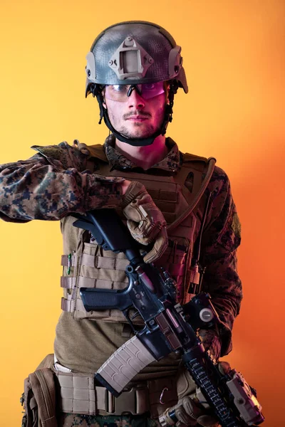 Modern soldier against yellow background — Stockfoto