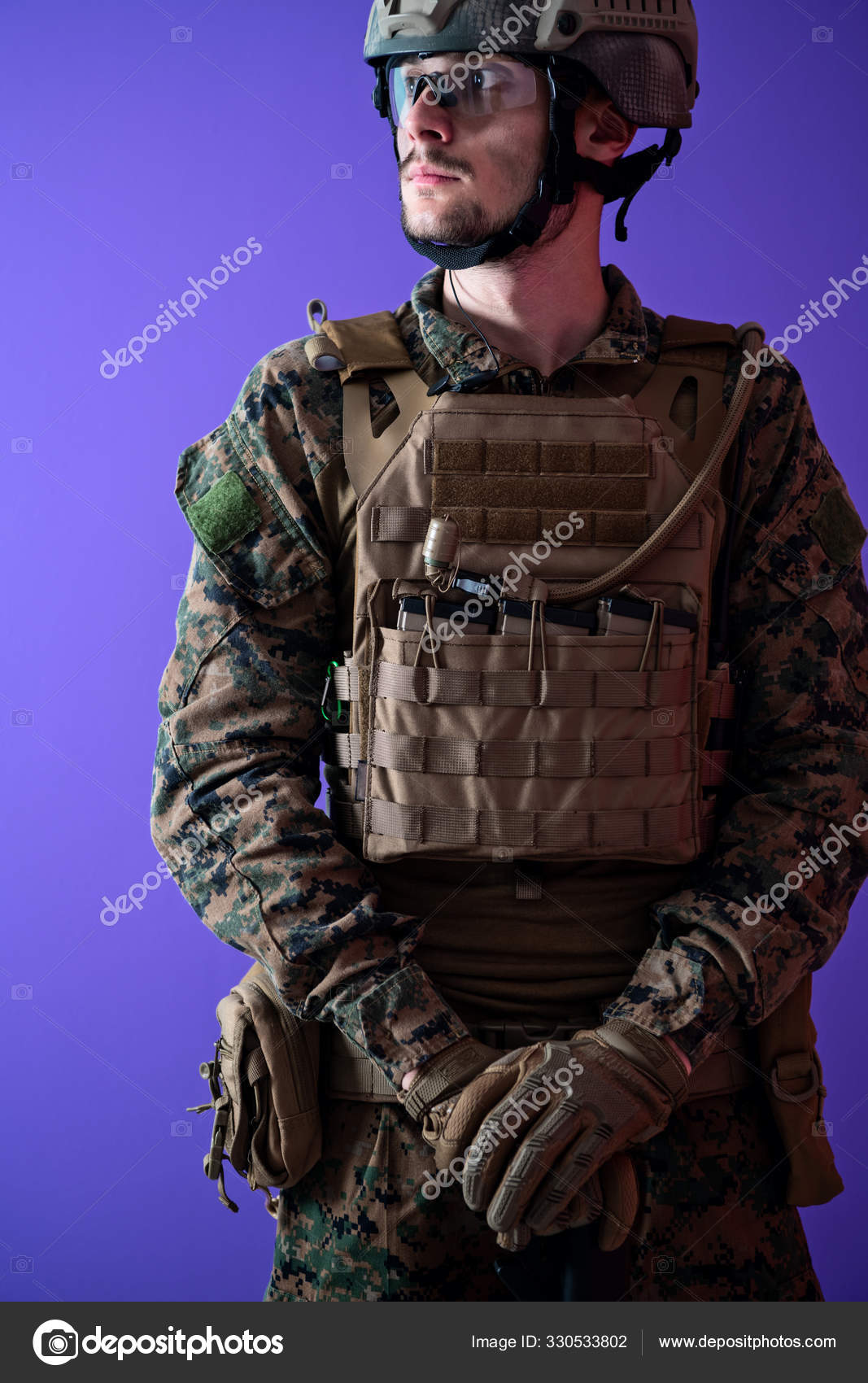 Guerre moderne soldat violet backgorund image libre de droit par