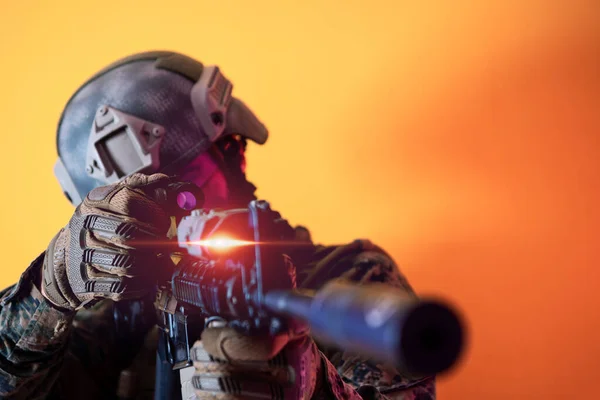 Soldat im Einsatz mit Ziel Laser-Visier-Optik gelber Hintergrund — Stockfoto