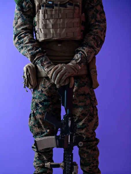 Moderne oorlogsvoering soldaat paars backgorund — Stockfoto