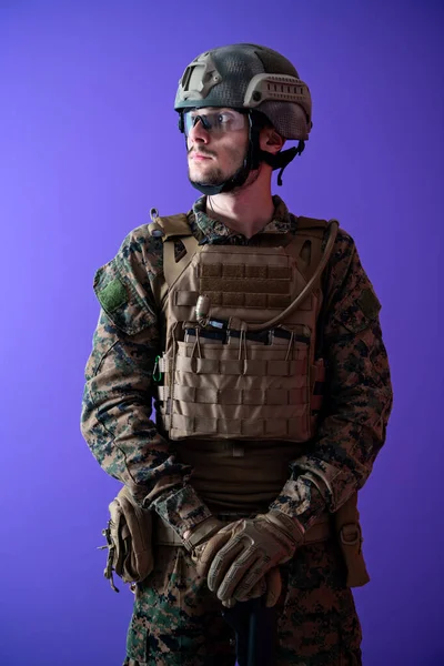 Guerre moderne soldat violet backgorund — Photo