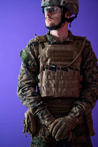 Moderní válečný voják fialový backgorund — Stock fotografie