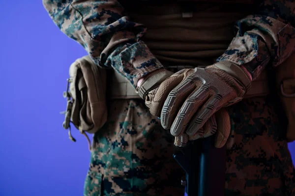 Σύγχρονο πόλεμο στρατιώτης μωβ backgorund — Φωτογραφία Αρχείου
