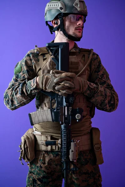 Modern warfare soldier purple backgorund — Stock Photo, Image