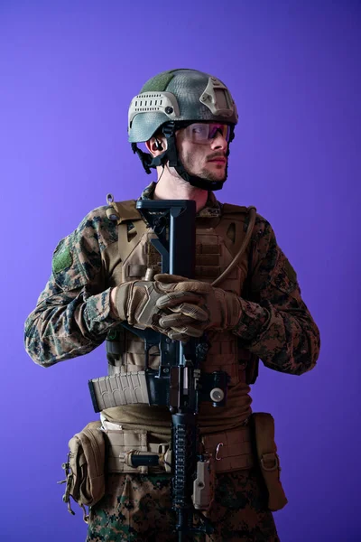 Modern warfare soldier purple backgorund — Stock Photo, Image