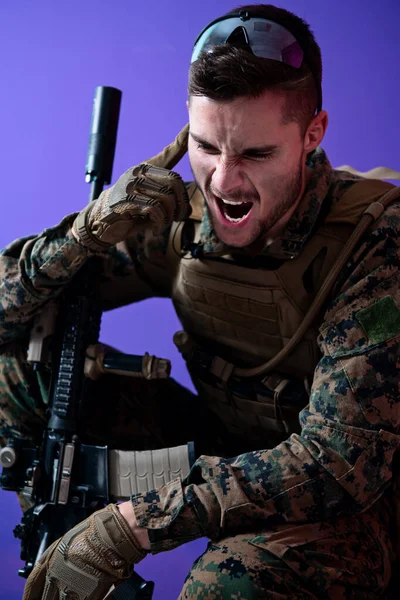 Soldat überprüft Kommunikation — Stockfoto