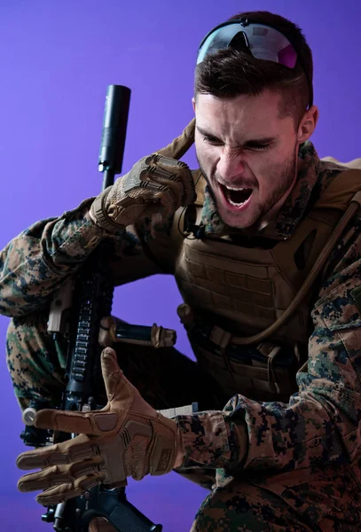 Soldier  checking communication — Stok fotoğraf