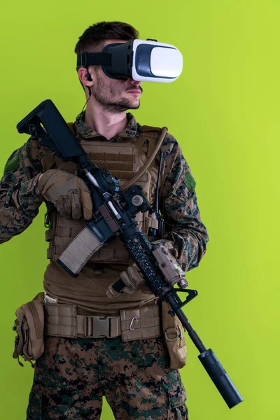 Soldado realidad virtual fondo verde —  Fotos de Stock