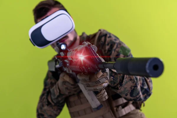 Żołnierz wirtualna rzeczywistość zielone tło — Zdjęcie stockowe