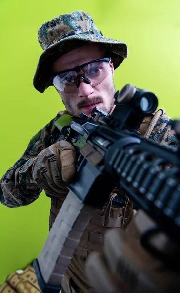 Soldat en action visant laseer vue optique fond vert — Photo
