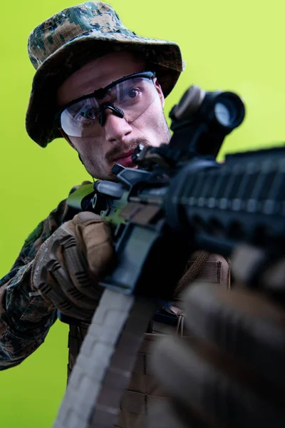 Soldat en action visant laseer vue optique fond vert — Photo