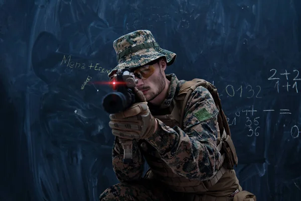 Soldado en acción apuntando a la óptica láser vista — Foto de Stock