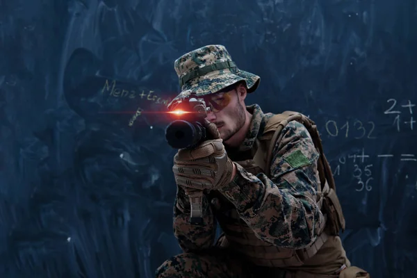 Στρατιώτης εν δράσει με στόχο την οπτική επαφή με λέιζερ — Φωτογραφία Αρχείου