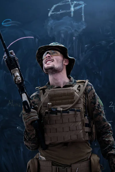 Soldat potrait närbild framför svarta tavlan — Stockfoto