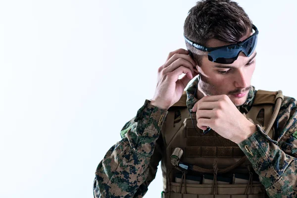 Voják připravuje vybavení pro akci — Stock fotografie