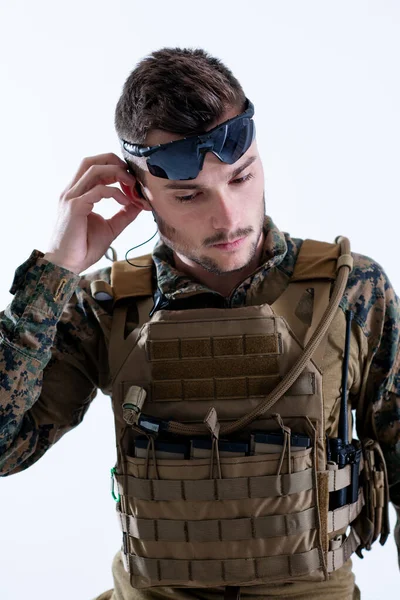 Soldado que prepara a engrenagem para a ação — Fotografia de Stock