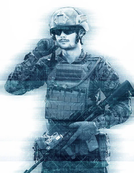 Soldat förbereda redskap för åtgärder glitch effekt — Stockfoto