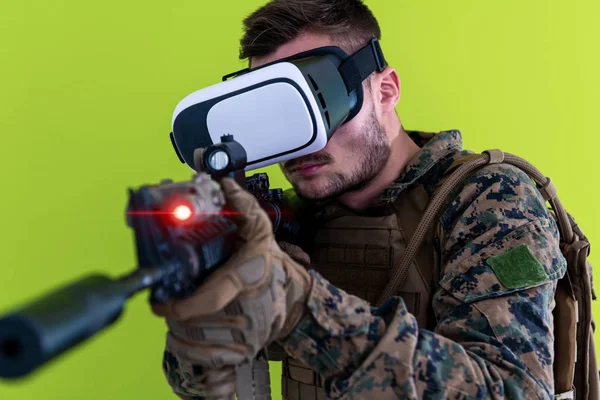 Soldado realidade virtual fundo verde — Fotografia de Stock