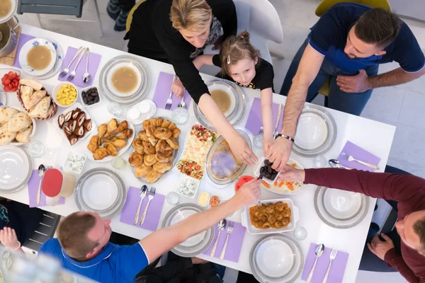 Iftar Obiad Muzułmańska Rodzina Razem Podczas Uczty Ramadan Domu Widok — Zdjęcie stockowe