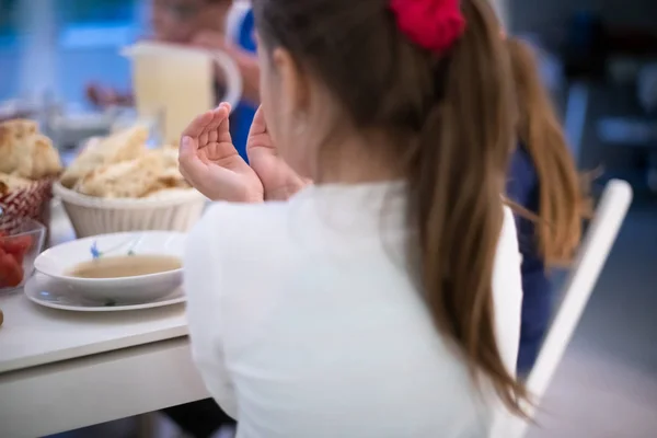 Eid Mubarak Muszlim Emberek Imádkoznak Előtt Iftar Vacsora Hagyományos Ételeket — Stock Fotó