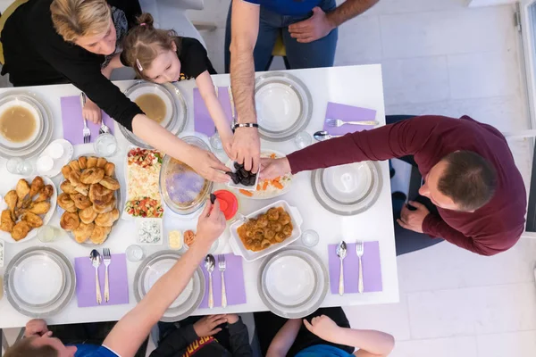 Iftar Diner Moslim Familie Samen Tijdens Een Ramadan Feest Thuis — Stockfoto
