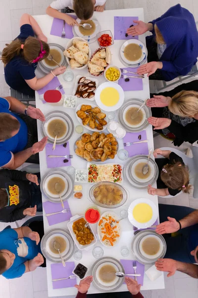 Iftar Obiad Muzułmańska Rodzina Razem Podczas Uczty Ramadan Domu Widok — Zdjęcie stockowe