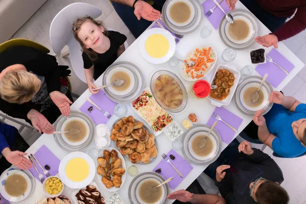 Iftar Diner Moslim Familie Samen Tijdens Een Ramadan Feest Thuis — Stockfoto