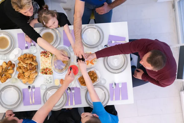 Iftar Cena Famiglia Musulmana Insieme Durante Una Festa Ramadan Casa — Foto Stock
